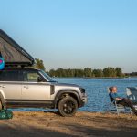 Kamperen op het dak van een Land Rover Defender 110