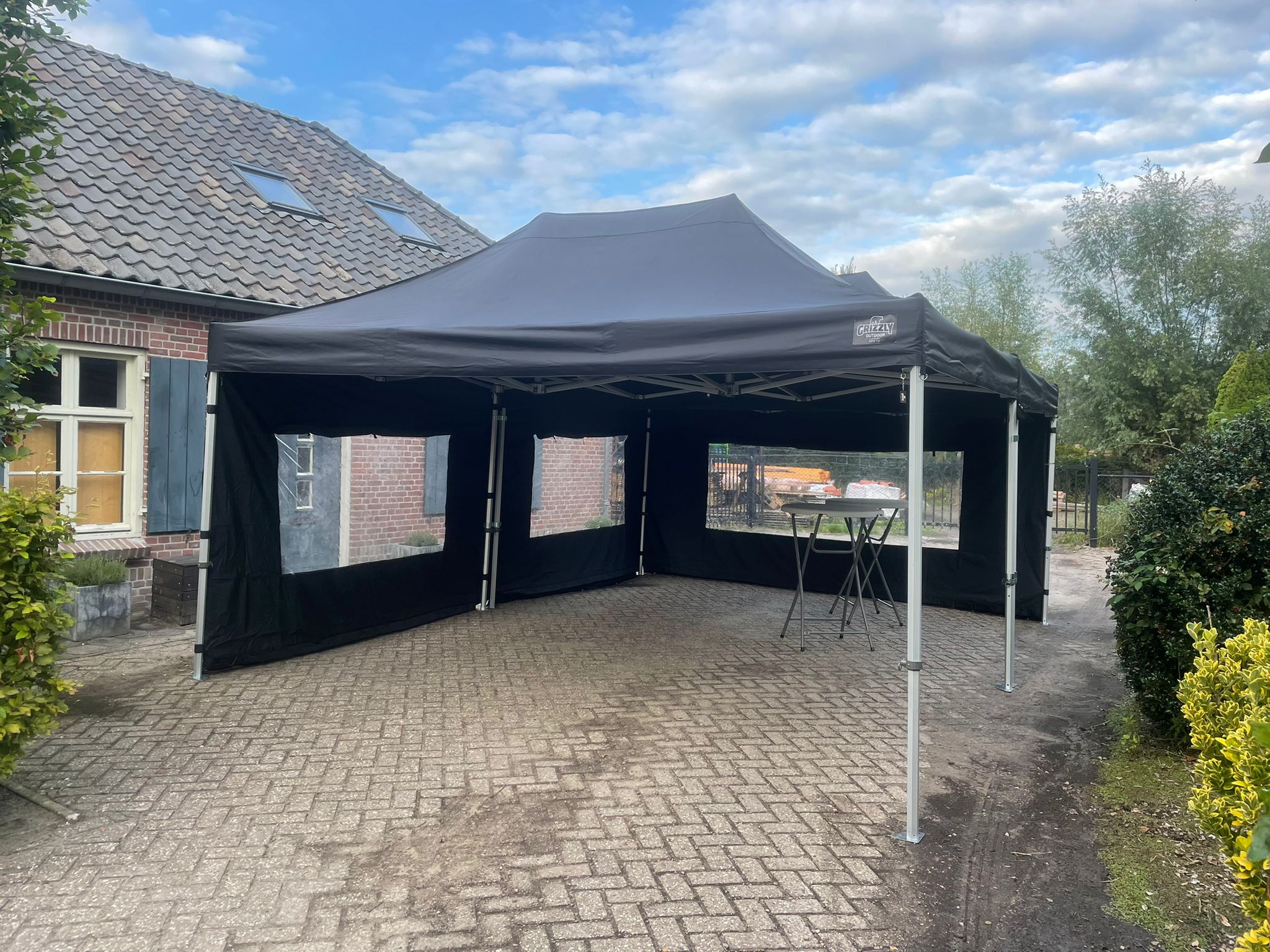 huur-tent-797dqg-1.jpg Easy up partytent 4,5 x 6 huren in Eindhoven bij Jarno Verhuur. Reserveer - Afbeelding 1