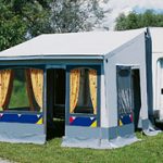 Een voortent bij je camper of kampeerauto